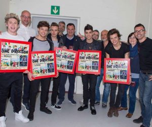 Harry, Louis, Liam, Niall e Zayn insieme ai principali esponenti di Sony Music Italia