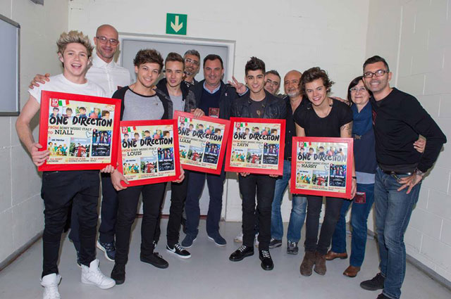 Harry, Louis, Liam, Niall e Zayn insieme ai principali esponenti di Sony Music Italia