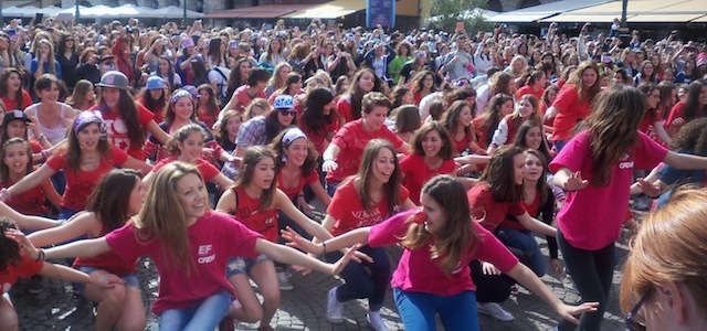 flash mob one direction verona