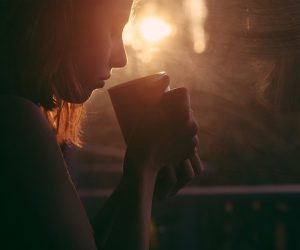 ragazza che beve una camomilla all'alba