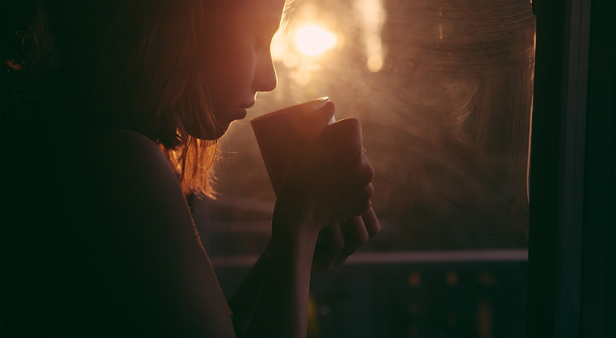 ragazza che beve una camomilla all'alba