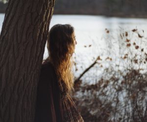 ragazza in uno stato ansioso che guarda l'esterno