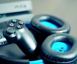 joystick e cuffie di un gamer