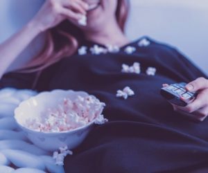 Guardare film sul divano