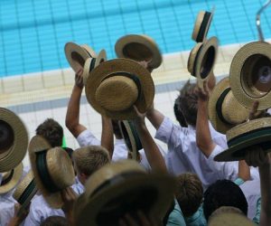 Cappelli di paglia in piscina