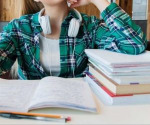 Ragazza libri scuola