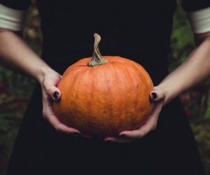 Ragazza con zucca di Halloween