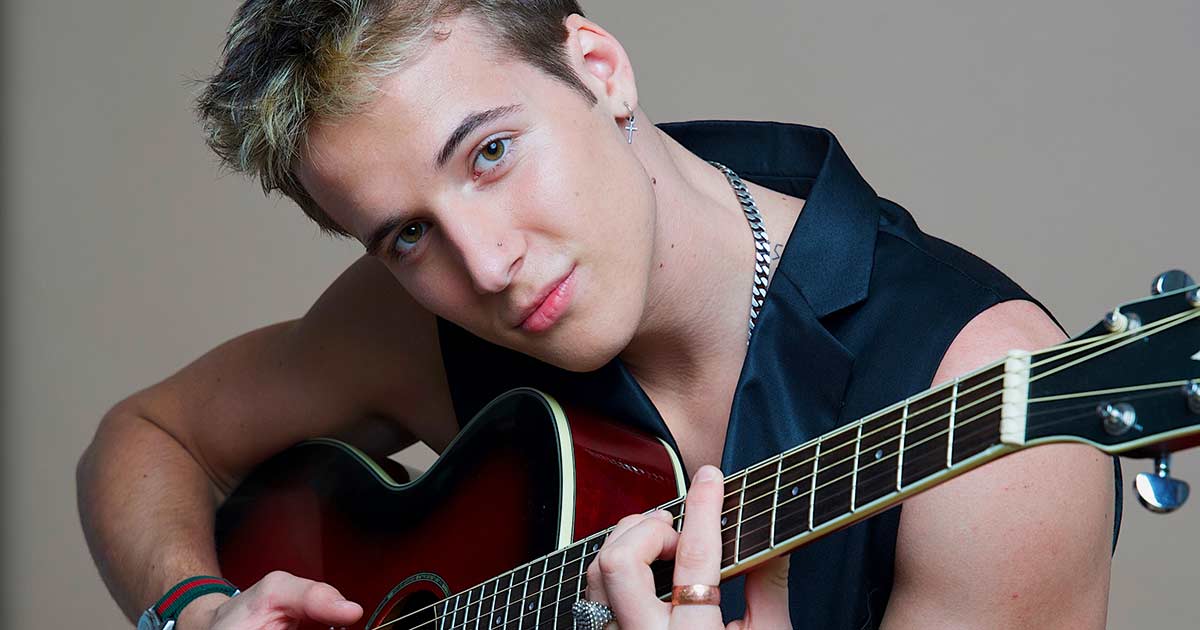 Teo Bok firma un contratto discografico con Universal Music Latín America