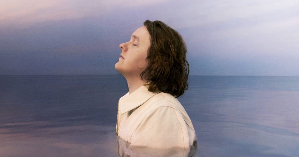 Lewis Capaldi ascolta il nuovo singolo Me