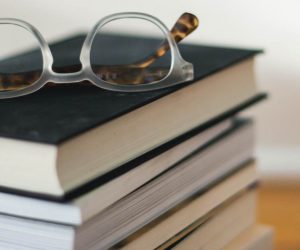 pila di libri in primo piano