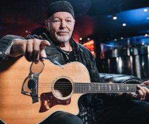 foto Vasco Rossi che suona la chitarra