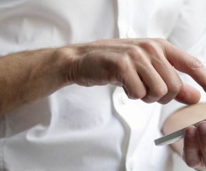 persona con smartphone tra le mani
