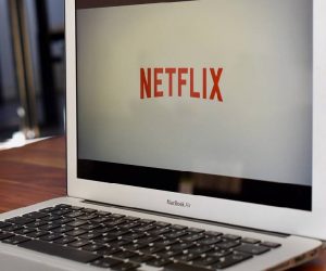 computer con logo netflix