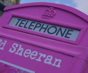 Ed Sheeran Napoli cabina telefonica